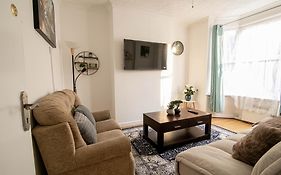 3 Bed Stylish & Spacious Home, Sleep Up To 7Ppl